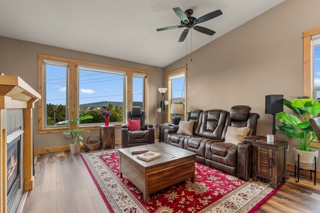 Building Photo - 3 Bed 2.5 bath plus Office/den-Townhome-Ri...