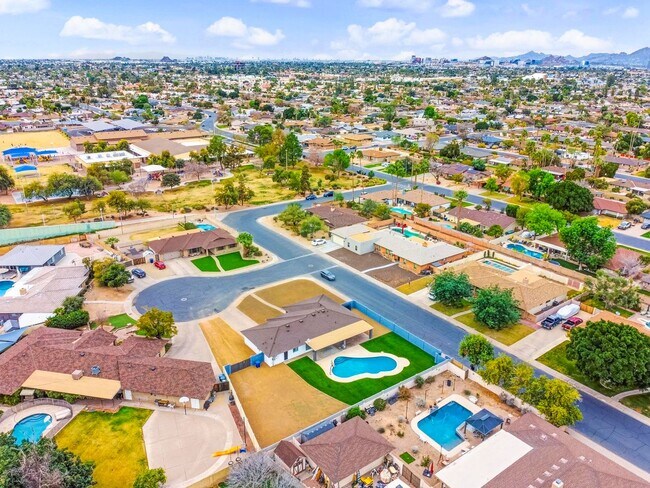 Building Photo - Tempe 5 bedroom 3 bath with pool and HUGE yard