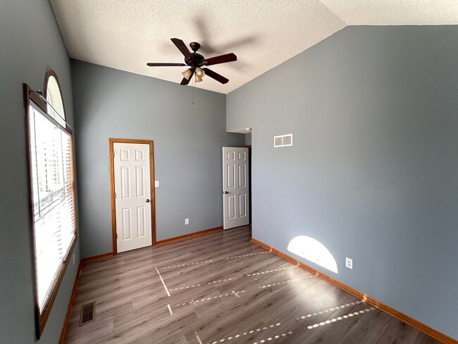 Building Photo - COMING SOON- 3bd/2bath Home North of the R...