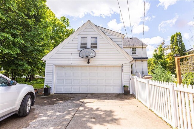 Building Photo - Stunning 4-Bedroom Home with Attached Gara...