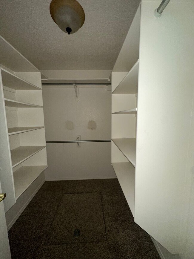 Building Photo - 3 Bedroom 2 Bathroom Home for rent in Bloo...