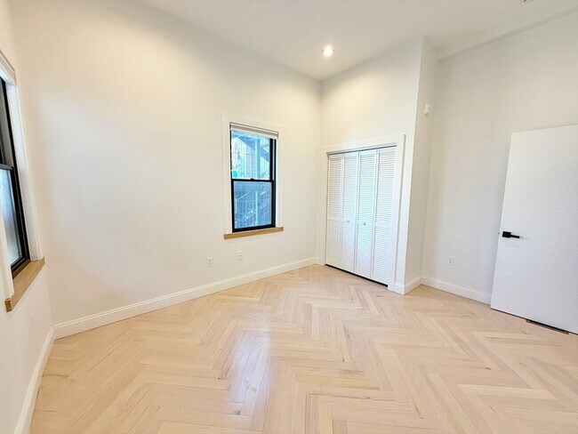 Building Photo - 182 Webster St