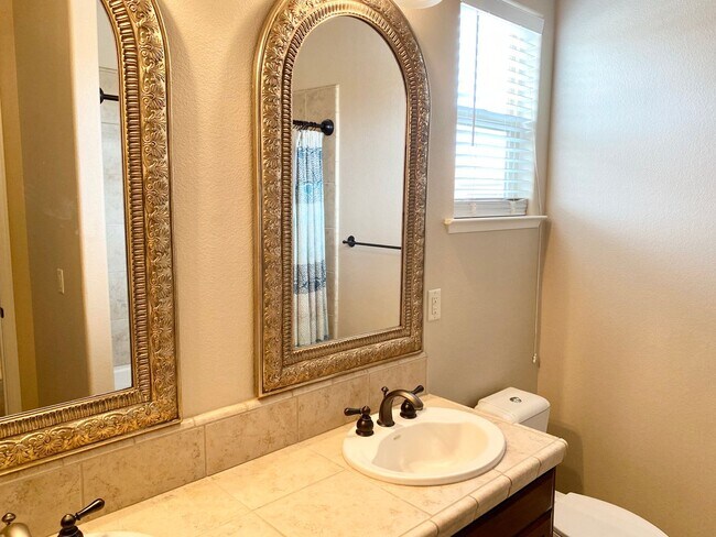 Building Photo - Beautiful 3-Bed, 2-Bath Near Sanger West High School