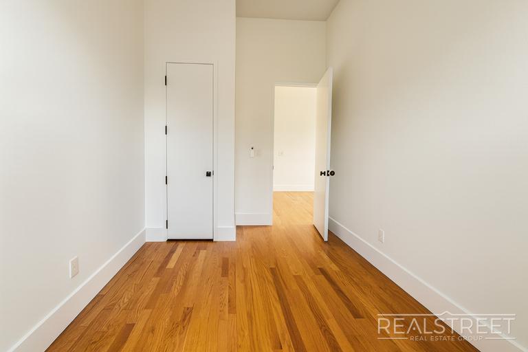 Building Photo - Spacious Renovated 2-Bedroom Apartment with Modern Comforts