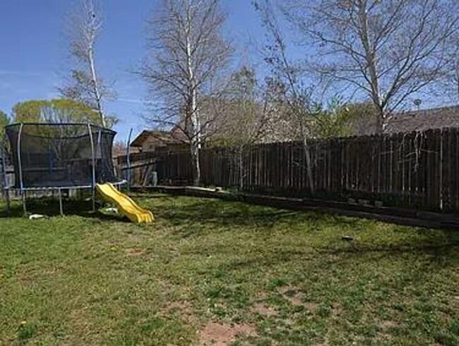 Building Photo - Private home, large lot!