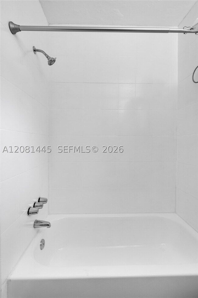 Building Photo - 925 SW 15th Ave