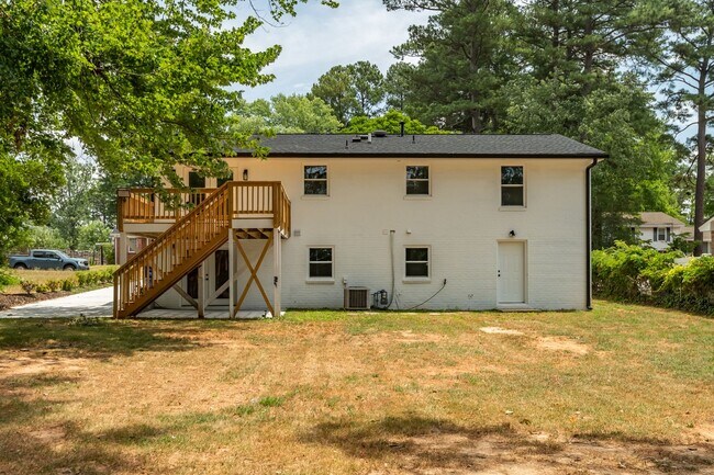 Building Photo - 6-bedroom, 4-bath home in North Raleigh