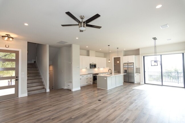 Building Photo - 2802 Lawrence Dr