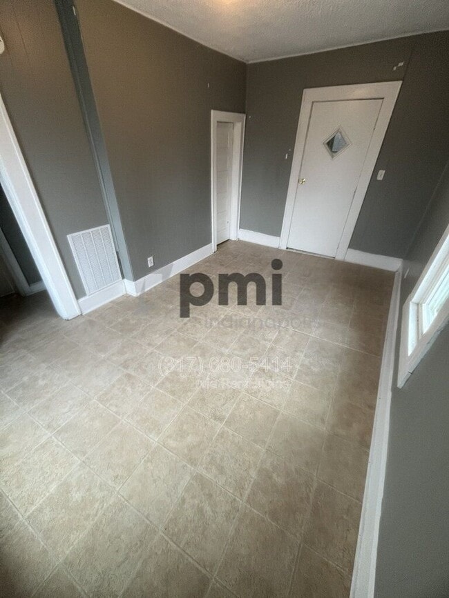 Building Photo - 213 1/2 S Madison Ave