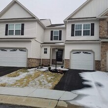 Building Photo - Luxury Townhome!