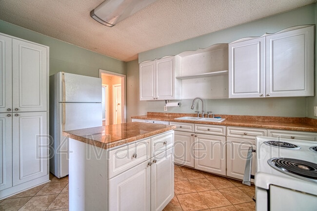 Building Photo - 534 Lucerne Dr