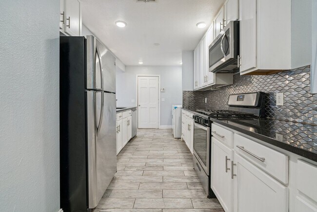 Building Photo - For Rent: Spacious 3-Bedroom, 2-Bath Home