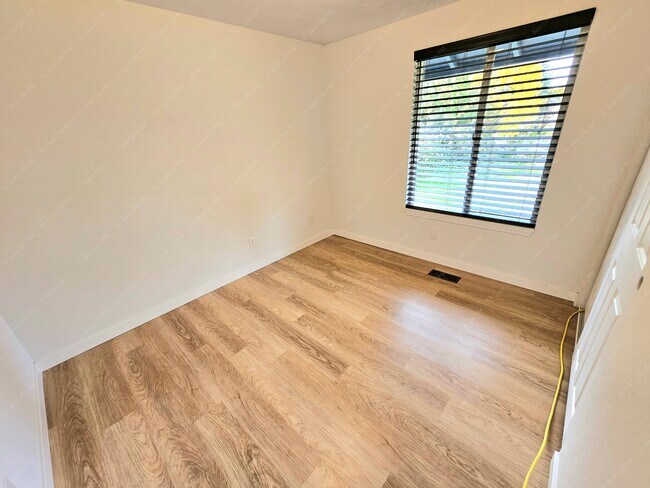 Building Photo - 7739 SE 101st Ave