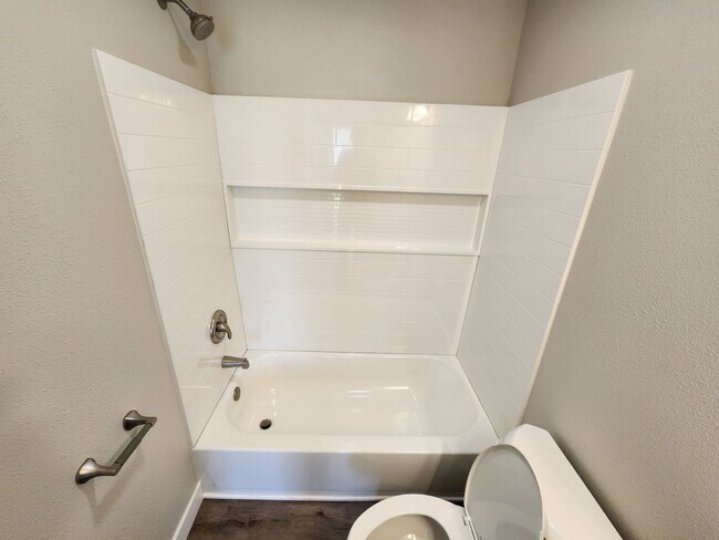 Building Photo - Spacious 2-Bedroom, 1-Bathroom Home AVAILABLE NOW!!