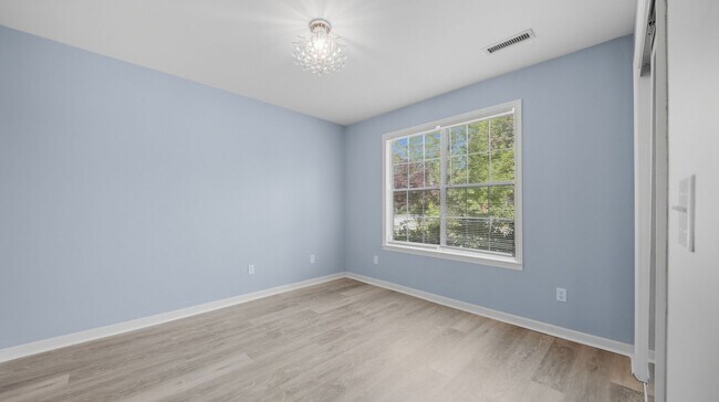 Building Photo - East Brainerd Home Available NOW!