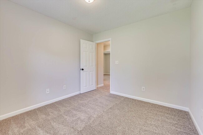 Building Photo - 2811 Bennington Dr