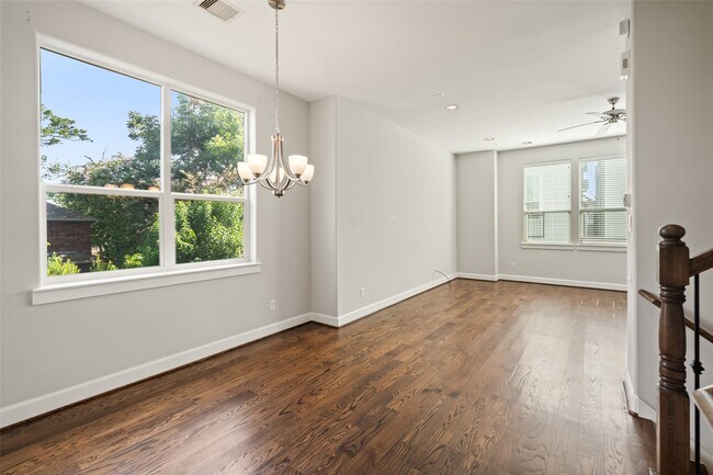 Building Photo - 850 W 20th St