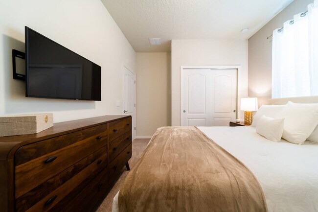 Building Photo - 2422 Dubai St