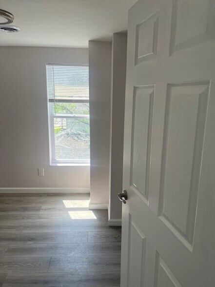 Building Photo - 4668 Tesson St
