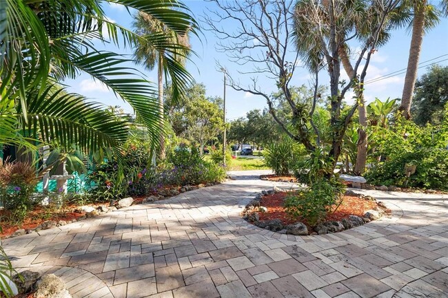 Building Photo - 8825 Oak St