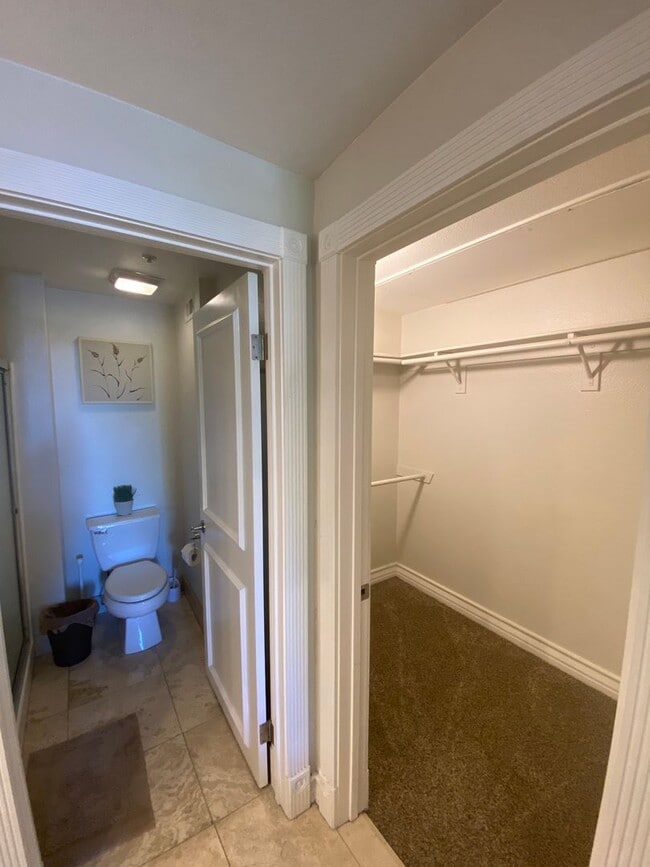 Building Photo - Amazing 2 bedroom furnished condo 1 block ...