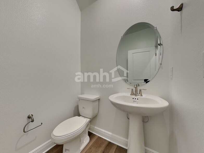 Building Photo - 5972 River Farm Ave