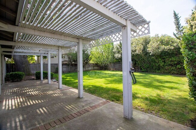 Building Photo - 9717 Treetop Dr