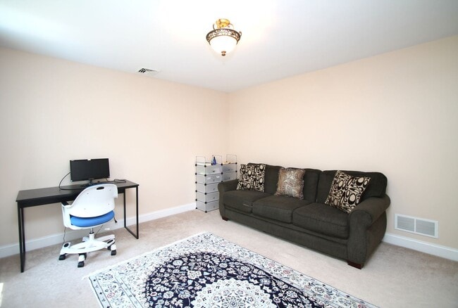 Building Photo - 4 Bedroom House For Rent