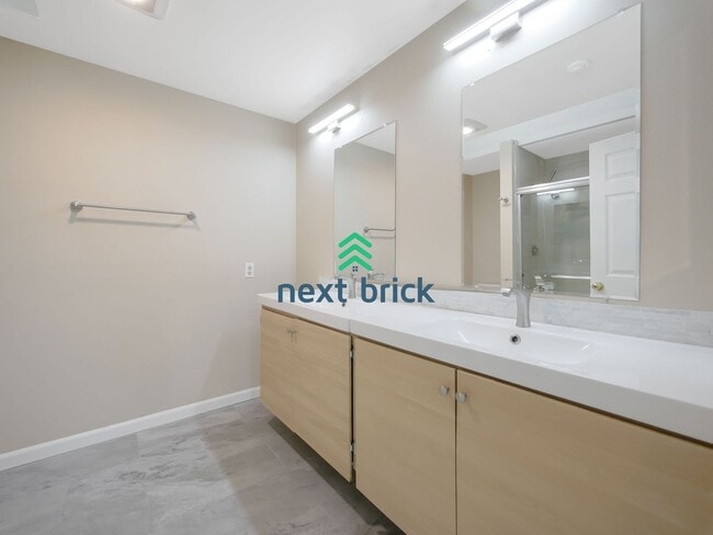 Building Photo - 2 Bed and 2.5 Bath Stunning Townhome is Av...