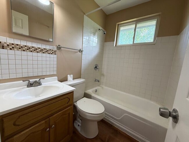 Building Photo - 2 Bedroom Apartment Near Downtown