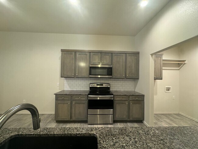 Building Photo - 3Bed/ 2Bath Available Now- in Lubbock coop...