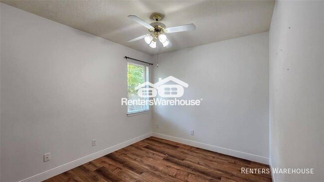 Building Photo - This lovely 3 bedroom, 2 bath home is avai...