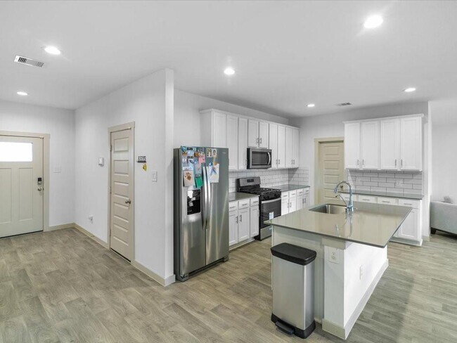 Building Photo - 1702 Maclane Ct