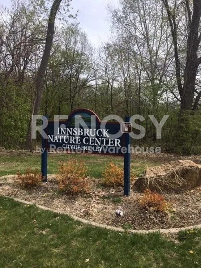 Building Photo - Available Now 2 Bedroom 1 Bath Condo in Fridley