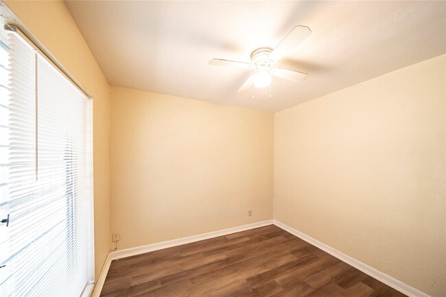 Building Photo - 420 NE 1st Ave.