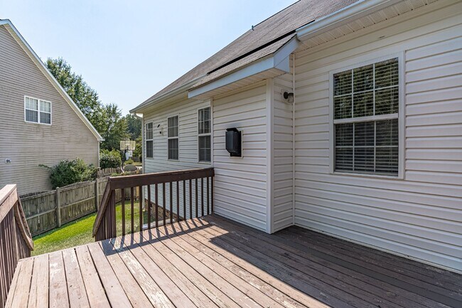 Building Photo - Gorgeous 4 Bedroom Home with Spacious Layo...