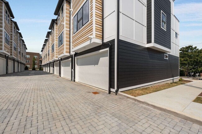 Building Photo - 1806 Lischey Ave