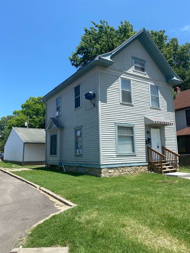 Building Photo - Very attractive 2BR 1/2 duplex