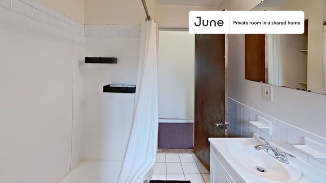 Building Photo - Private bedroom in 3 bed/1 bath Home