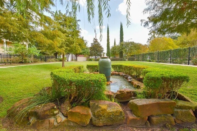 Building Photo - 815 Garden Rose Ln