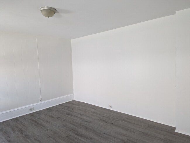 Building Photo - 171 E Ridge st