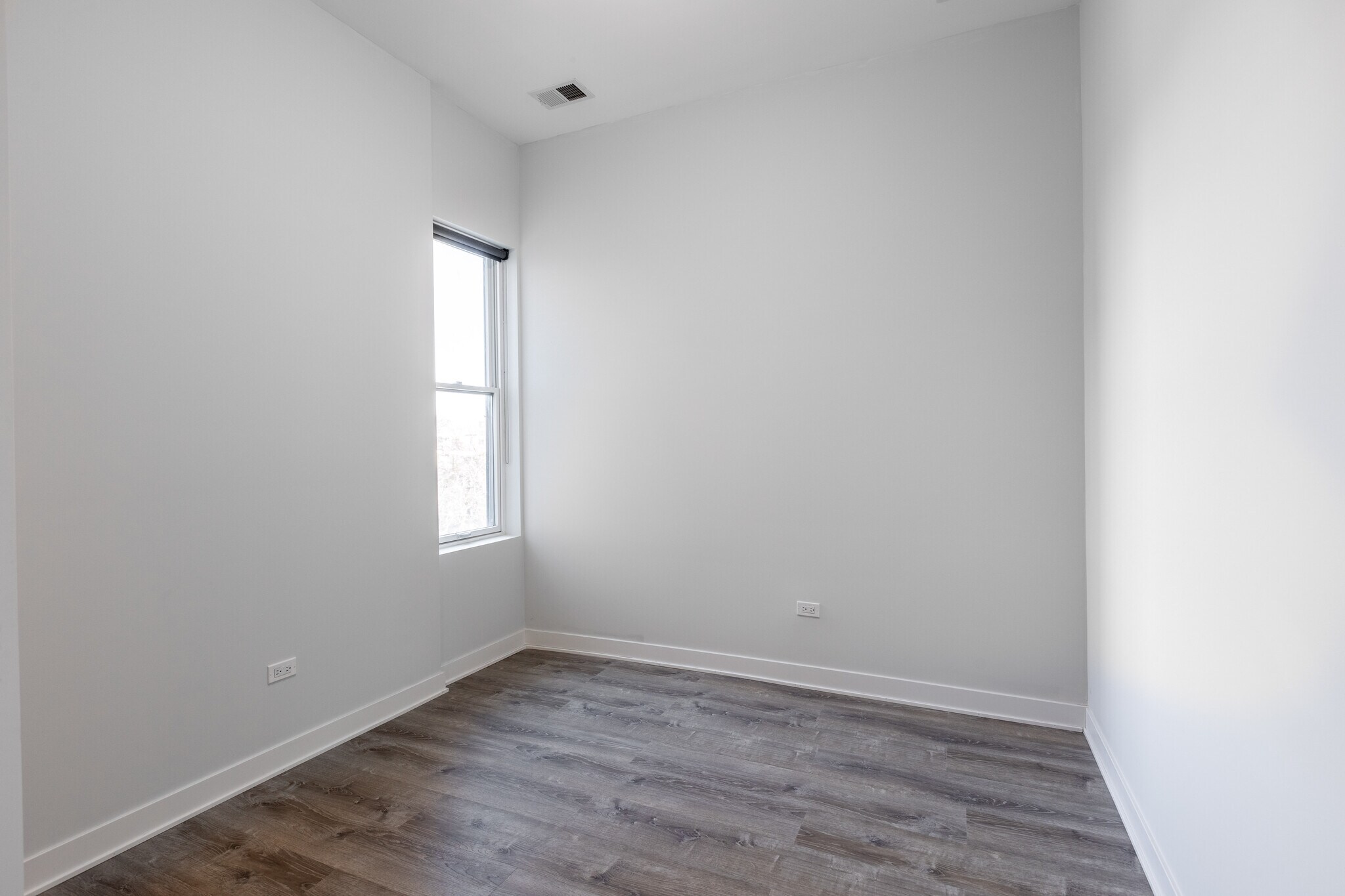 Building Photo - 2250 W Lawrence Ave