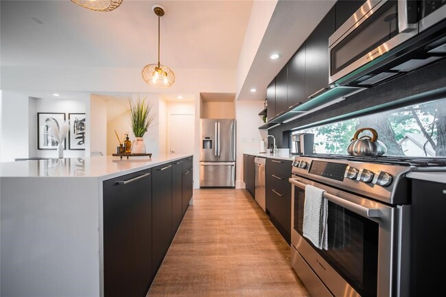 Building Photo - 2212 Francis St