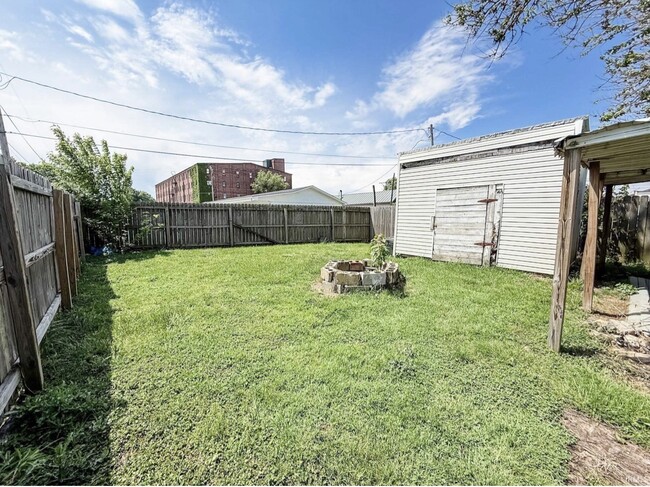 Building Photo - 1233 E Murden St