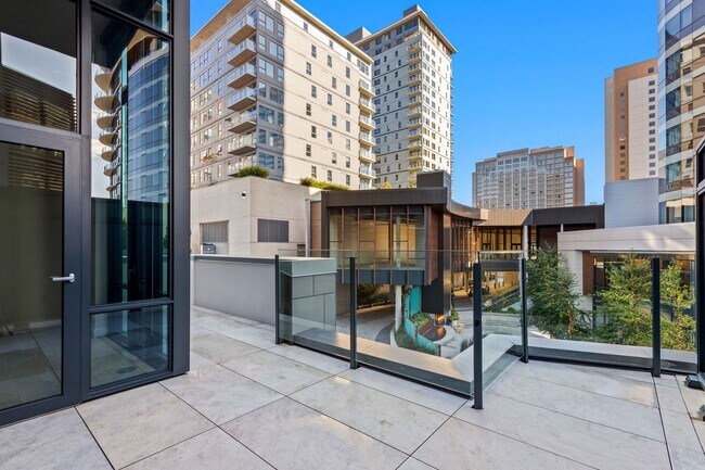 Building Photo - Luxury Executive Condo w/AC in the Heart o...