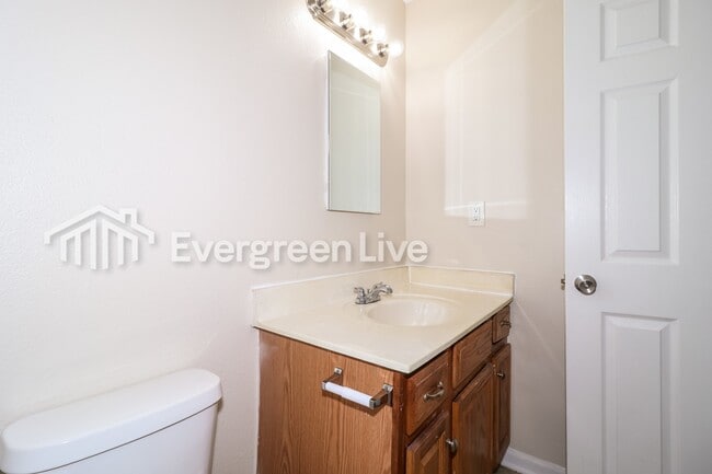 Building Photo - 4855 Royal Run Dr