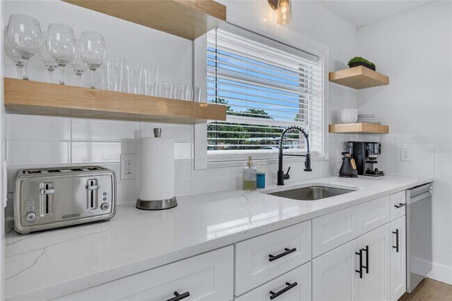 Building Photo - 1921 Fern Ave