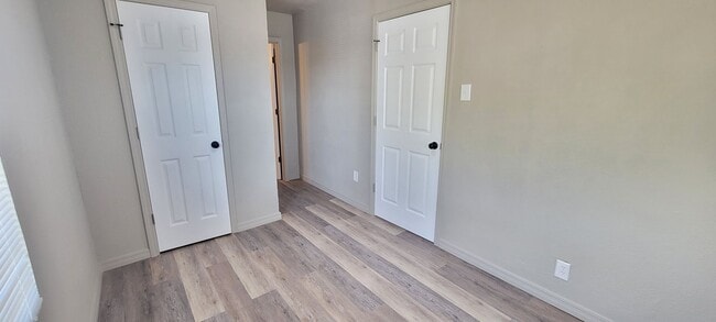Building Photo - LARGE 2 BEDROOM HOME