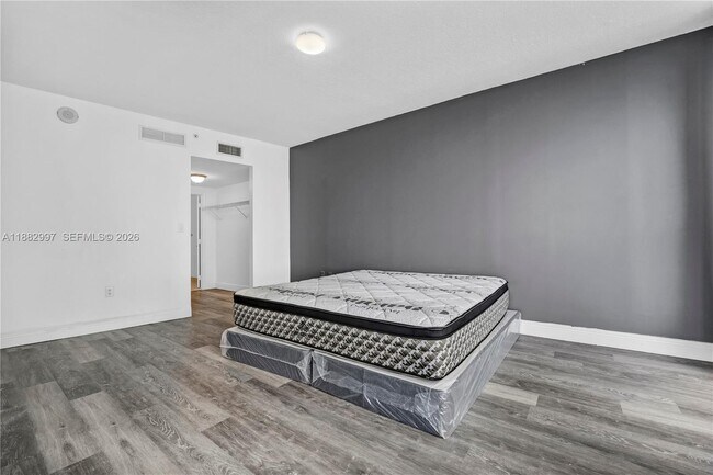 Building Photo - 1750 N Bayshore Dr