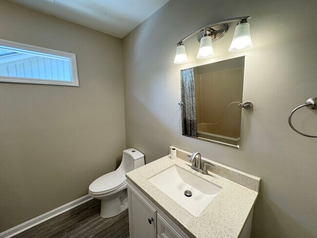 Building Photo - 109 Hickory Dr